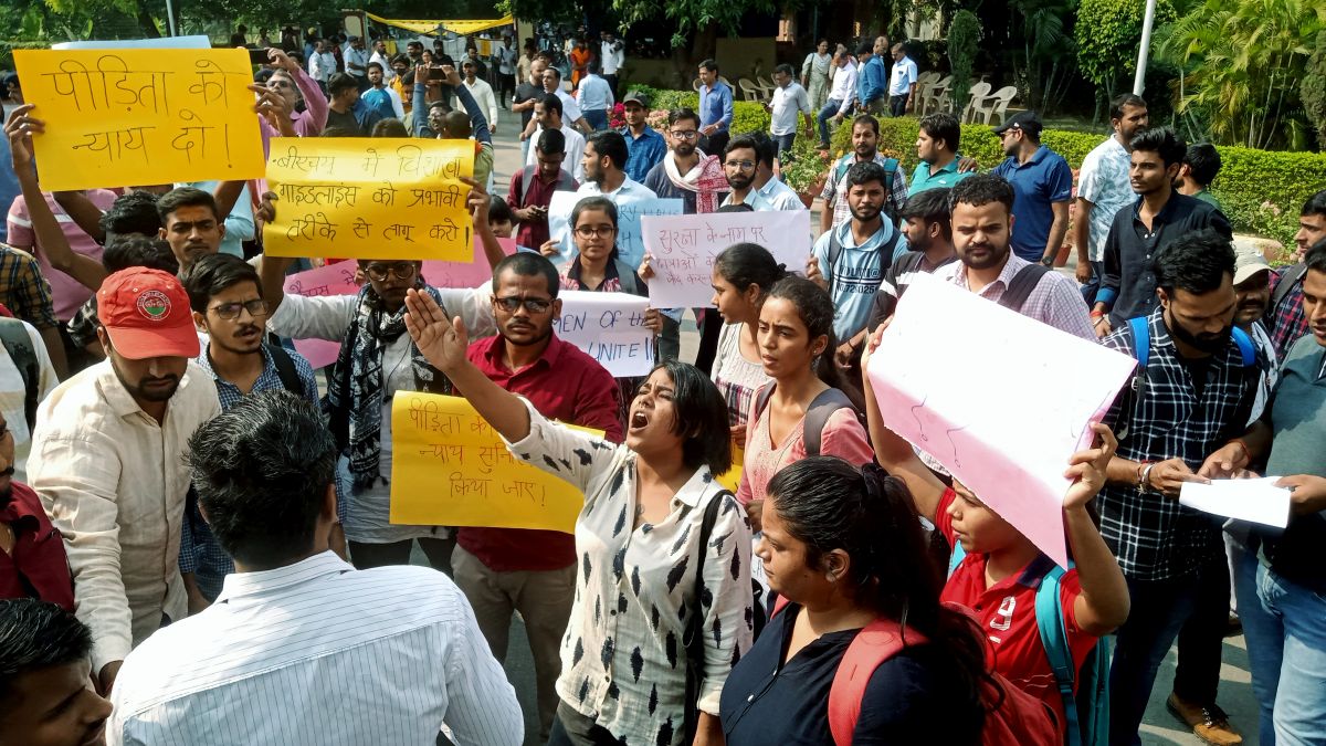 All India Students Association (AISA) supporters stage a protest against the alleged molestation of a female student of Indian Institute of Technology-Banaras Hindu University (IIT-BHU), in Varanasi on Nov 3, 2023 (ANI Photo)