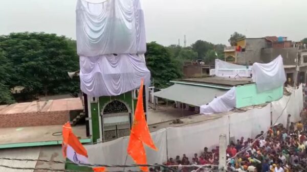 UP: Slippers & Beer Cans Thrown At Rauza Mosque in Barabanki During Idol-Immersion Procession; Local BJP Leader Accused of Stoking Hatred