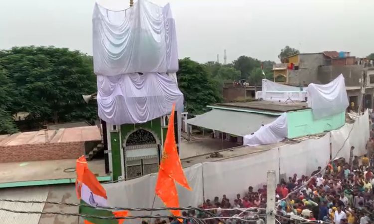 UP: Slippers & Beer Cans Thrown At Rauza Mosque in Barabanki During Idol-Immersion Procession; Local BJP Leader Accused of Stoking Hatred