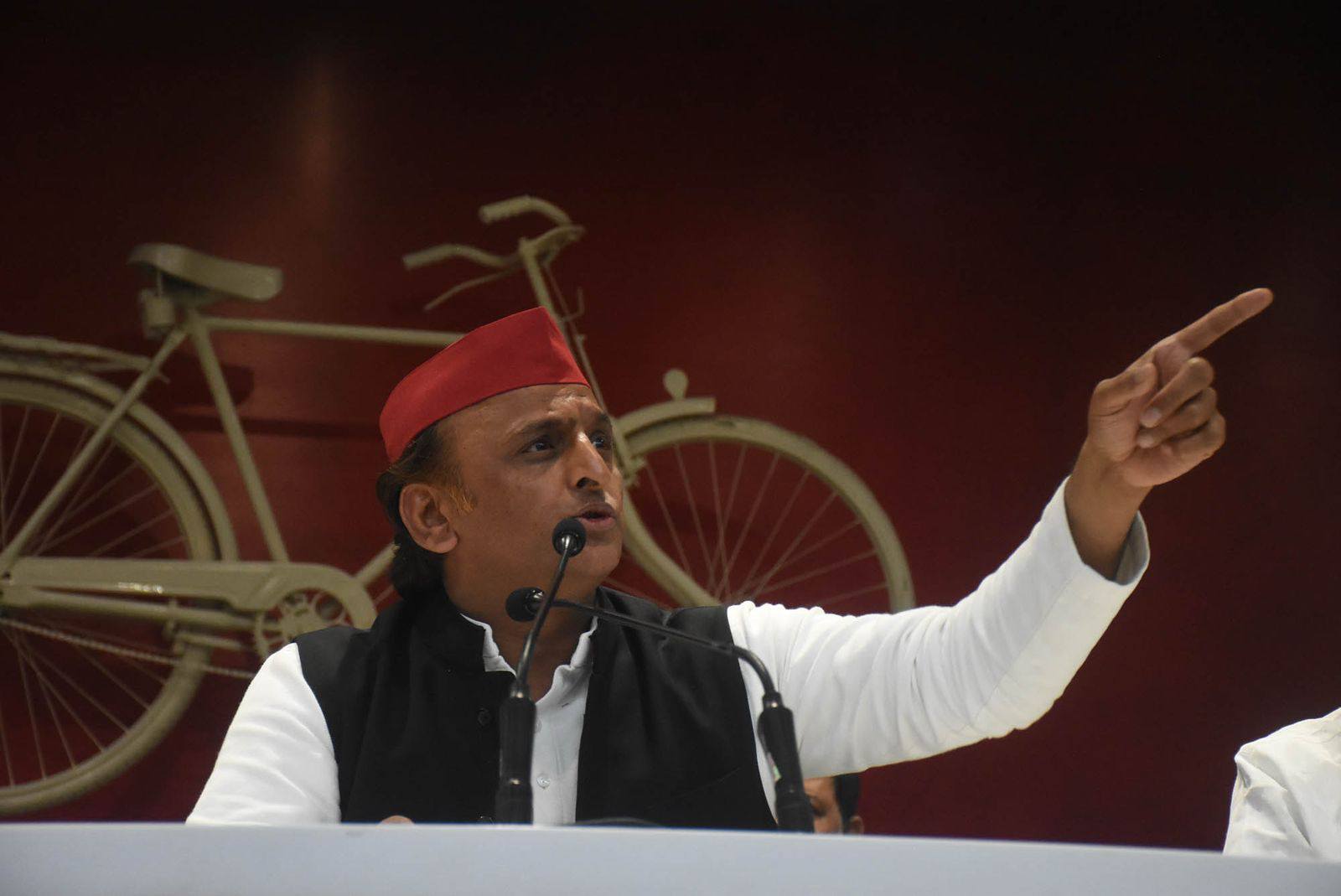 dalits akhilesh yadav