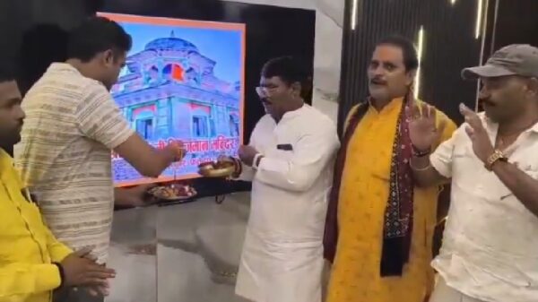 BJP’s Fatehpur Chief Performs ‘Aarti’ Before Mausoleum Photo Amid Row Over Disputed Site