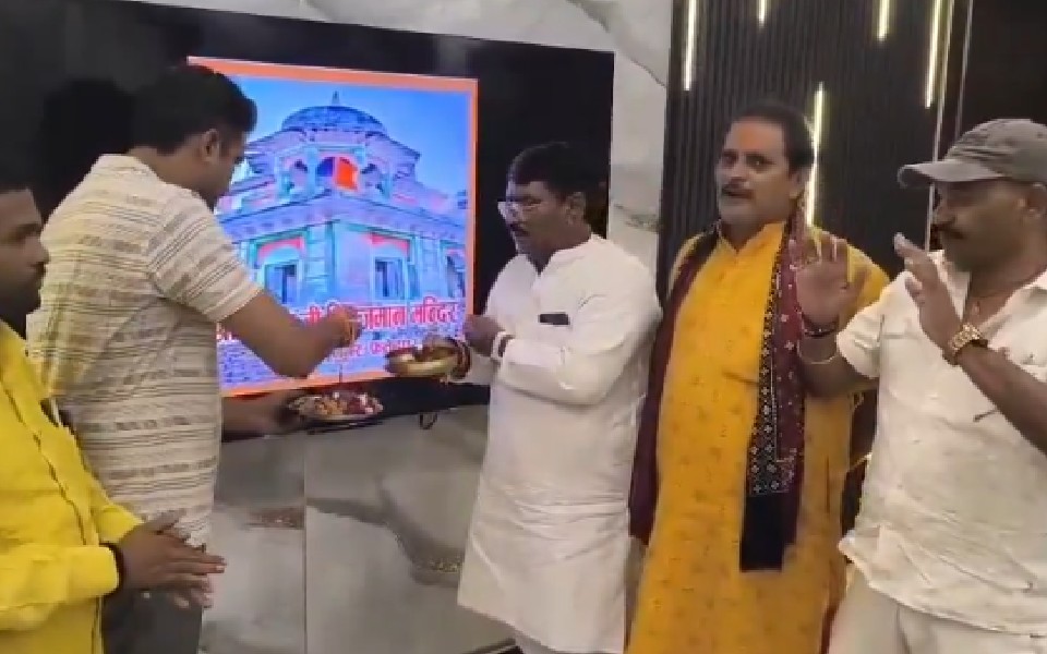 BJP’s Fatehpur Chief Performs ‘Aarti’ Before Mausoleum Photo Amid Row Over Disputed Site