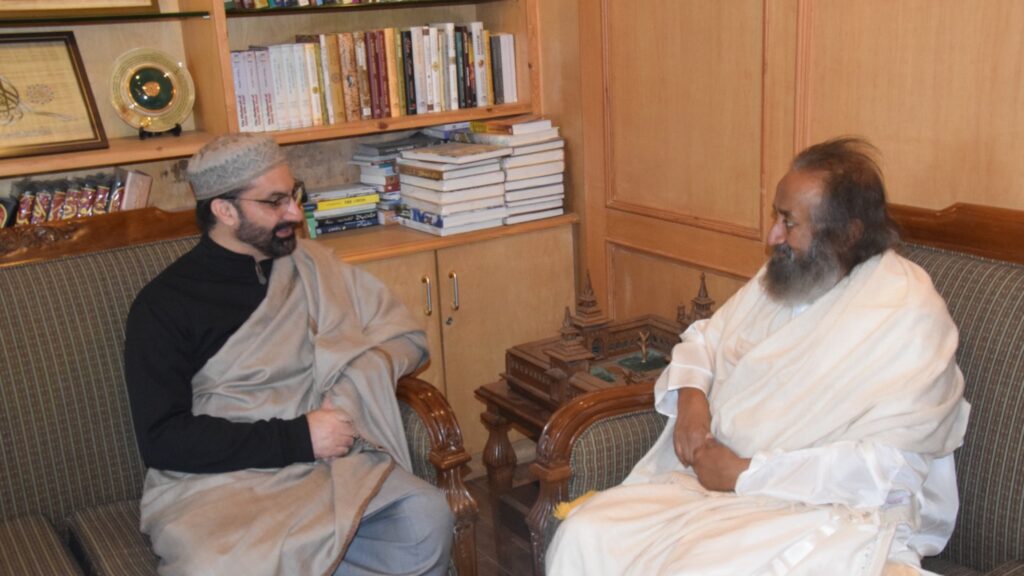 Sri Sri Ravi Shankar Meets Mirwaiz in Srinagar, Urges Compassion and Peace-Building in Kashmir