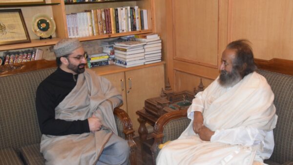 Sri Sri Ravi Shankar Meets Mirwaiz in Srinagar, Urges Compassion and Peace-Building in Kashmir