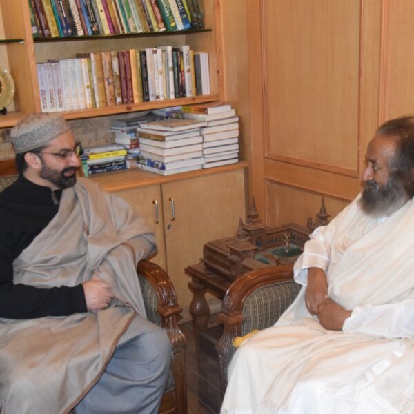 Sri Sri Ravi Shankar Meets Mirwaiz in Srinagar, Urges Compassion and Peace-Building in Kashmir