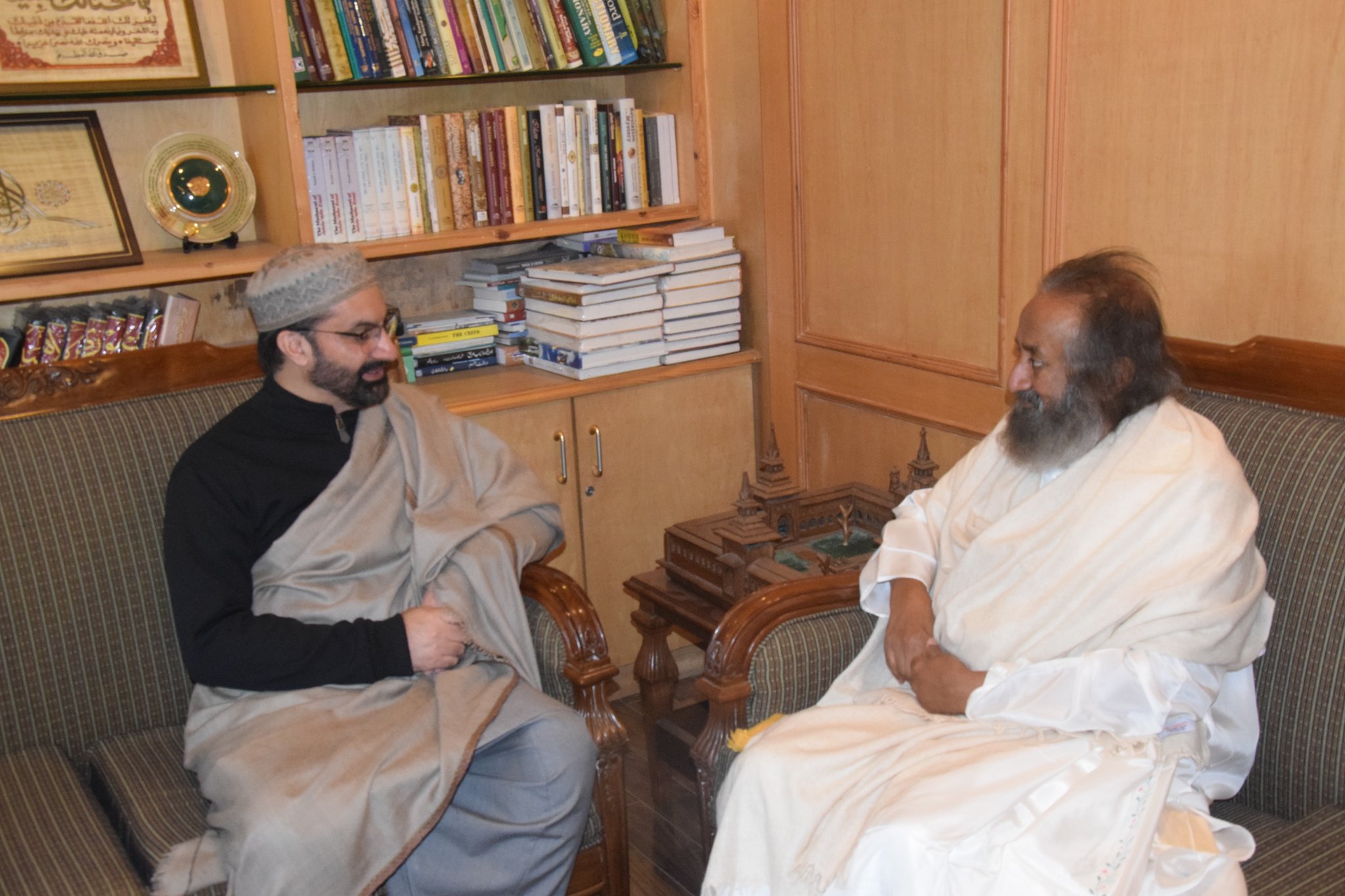 Sri Sri Ravi Shankar Meets Mirwaiz in Srinagar, Urges Compassion and Peace-Building in Kashmir