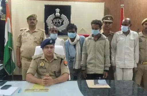Shravasti police arrested four men while they allegedly prepared to slaughter a cow in Malhipur. Weapons and slaughter materials were seized.