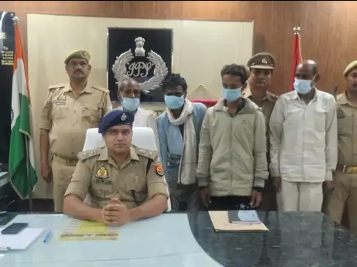 Shravasti police arrested four men while they allegedly prepared to slaughter a cow in Malhipur. Weapons and slaughter materials were seized.
