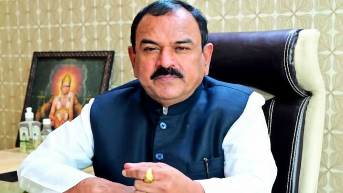 Police in Nashik arrest Ravindra Ganpat Erande after recovering 121 objectionable videos during investigation into an extortion complaint.