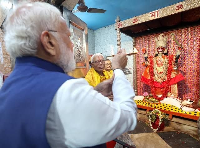 Amid Fish Ban Row, Modi Visits Kolkata Temple Known for Non-Veg Prasad