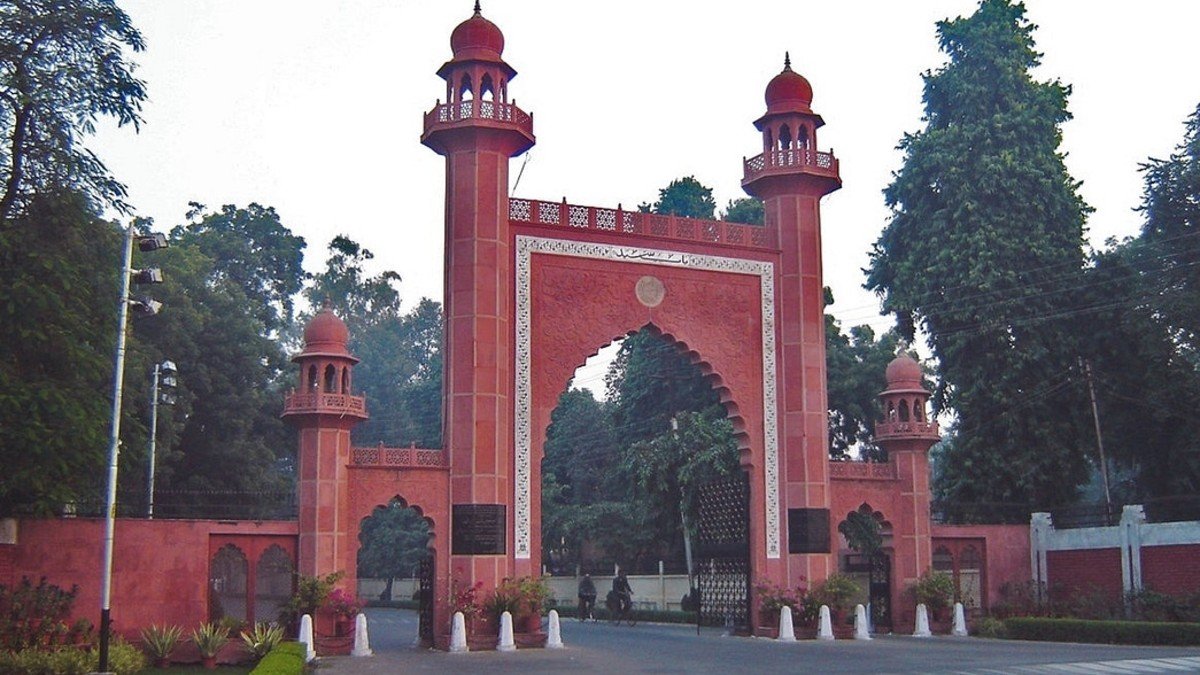 Aligarh Muslim University law faculty detains 81 final-year students over alleged low attendance, triggering protests and career concerns.
