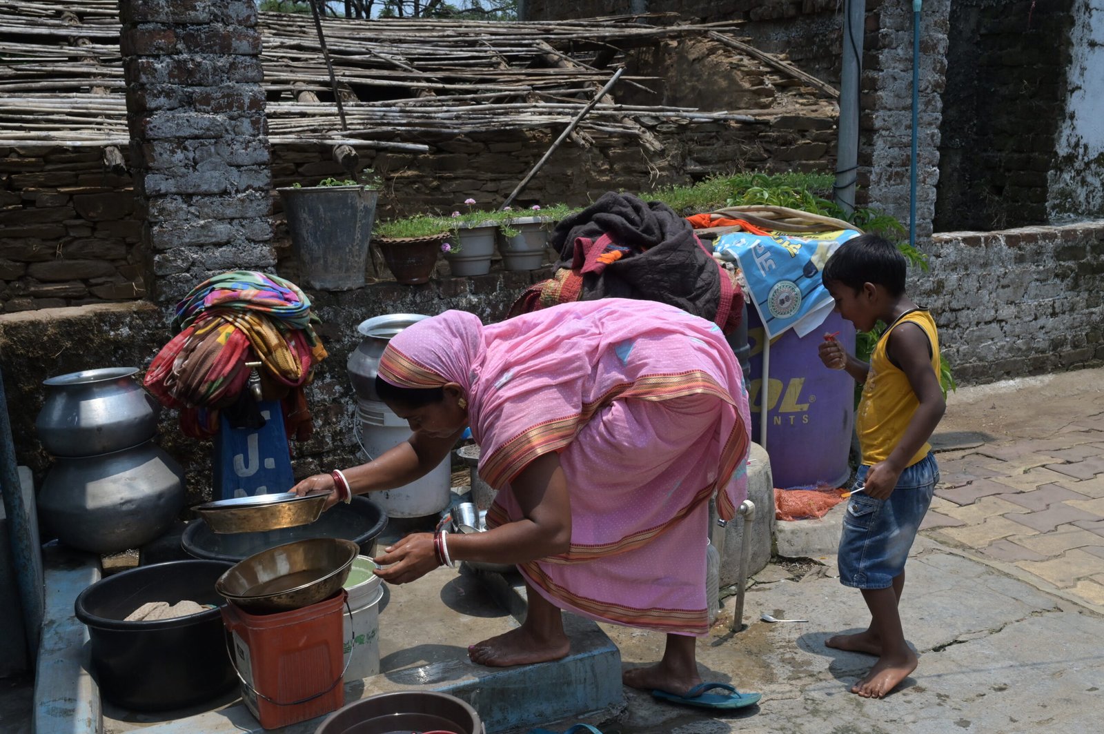 Family member of Sukhram Munda carrying out daily chores in the
courtyard.