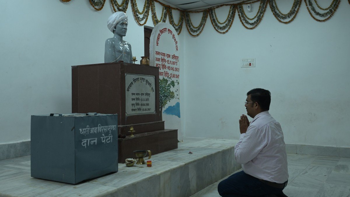 A visitor pays tribute to Bhagwan Birsa Munda before his statue at his
birthplace.