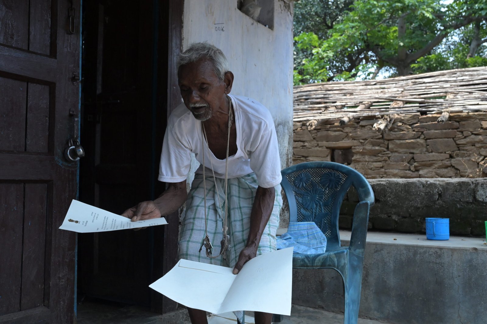 Sukhram Munda showing condolence letter sent by Prime Minister Narendra
Modi after his son's death.