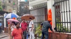 Hindutva Group Protesters Paint Anandabazar Patrika Office Saffron After ‘Saffron Hooliganism’ Headline
