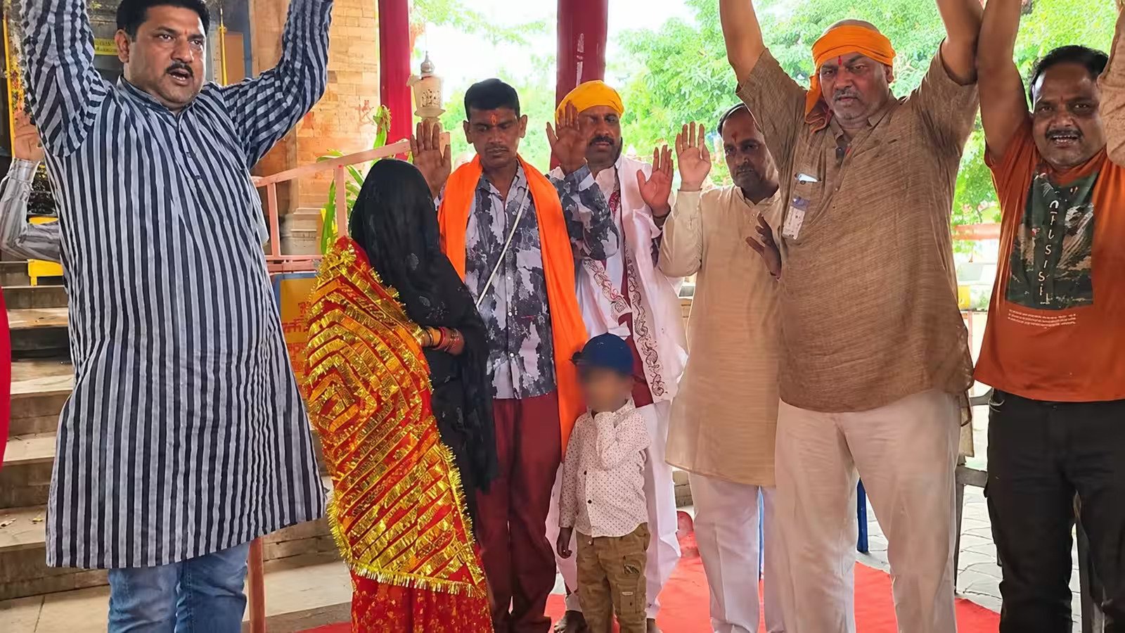 Jhansi: Man Who Converted to Islam in Bengal Returns to Hinduism With Wife and 4 Children
