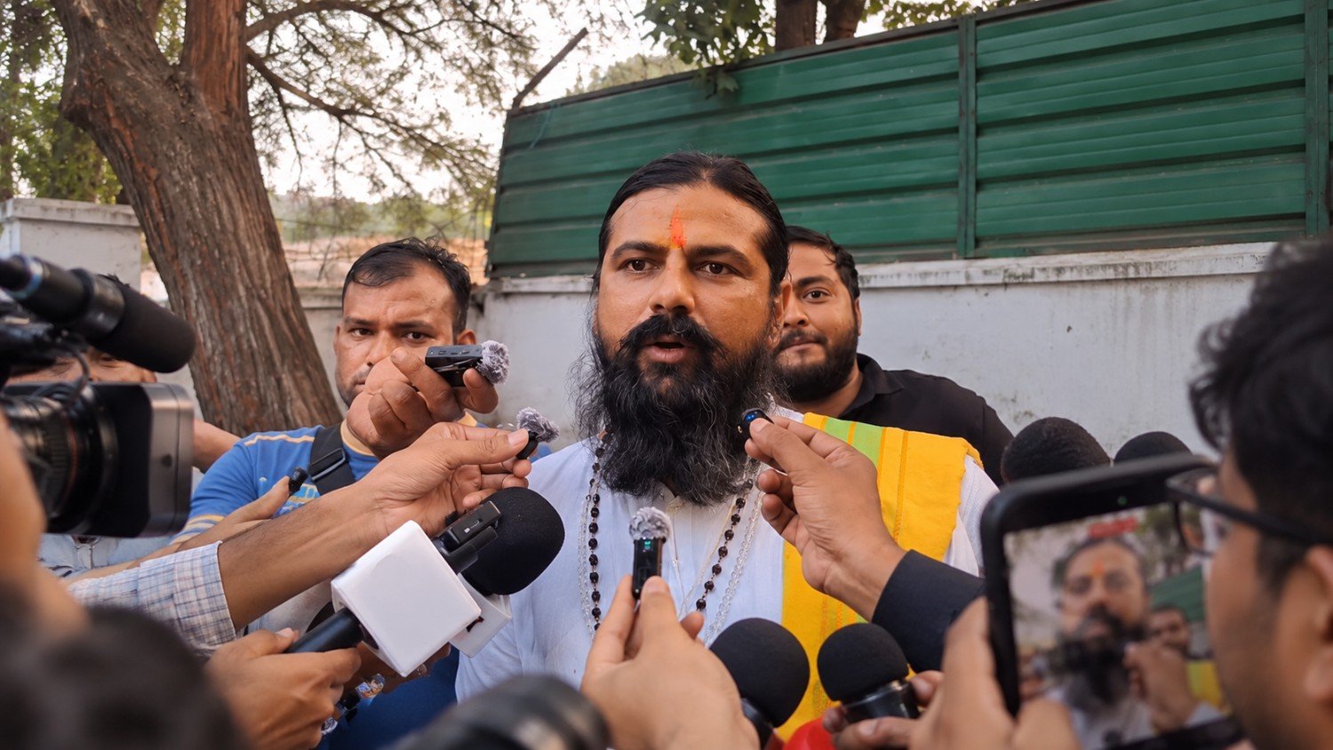 Delhi Race Course Mosque Under Demolition Threat Finds Support From Neighbouring Temple Priest