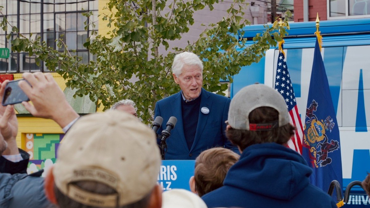 “I’m Tired of People Denigrating Muslims”: Bill Clinton Cites Quran, Condemns Anti-Muslim Rhetoric