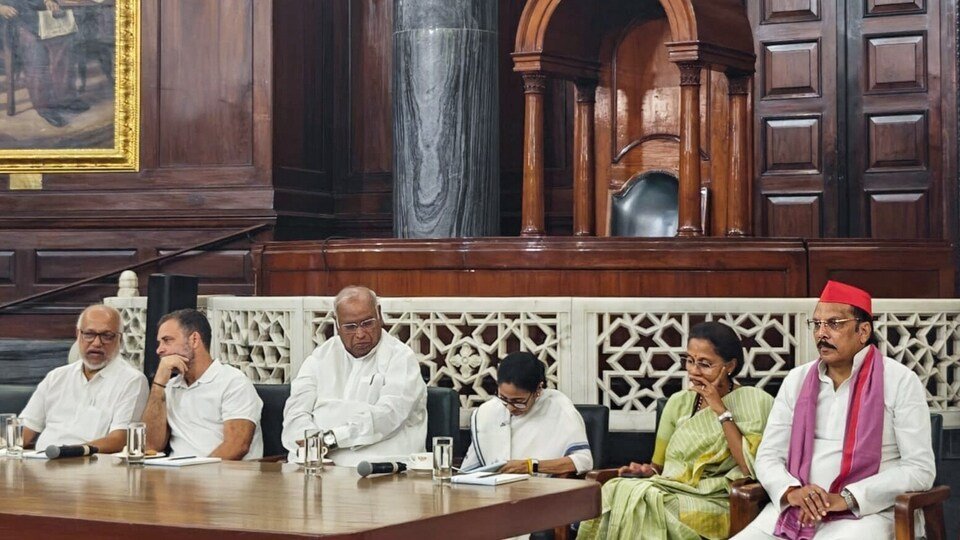 INDIA Bloc Meets President Murmu, Seeks Removal of CEC Gyanesh Kumar Over ‘Vote Chori’ Claims