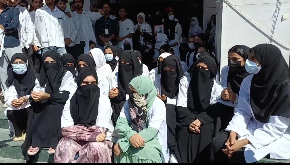 ‘Why Do They Have a Problem With Our Burqa?’: J&K Medical College Students Allege Doctor Asked Student to Remove Abaya
