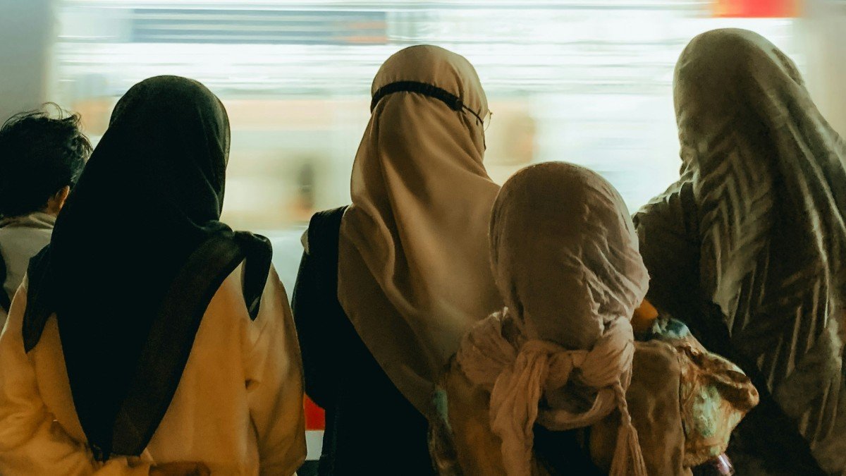 Hijab-Wearing Students Barred From Classrooms as Azerbaijan Sees Protests, 37 Arrested